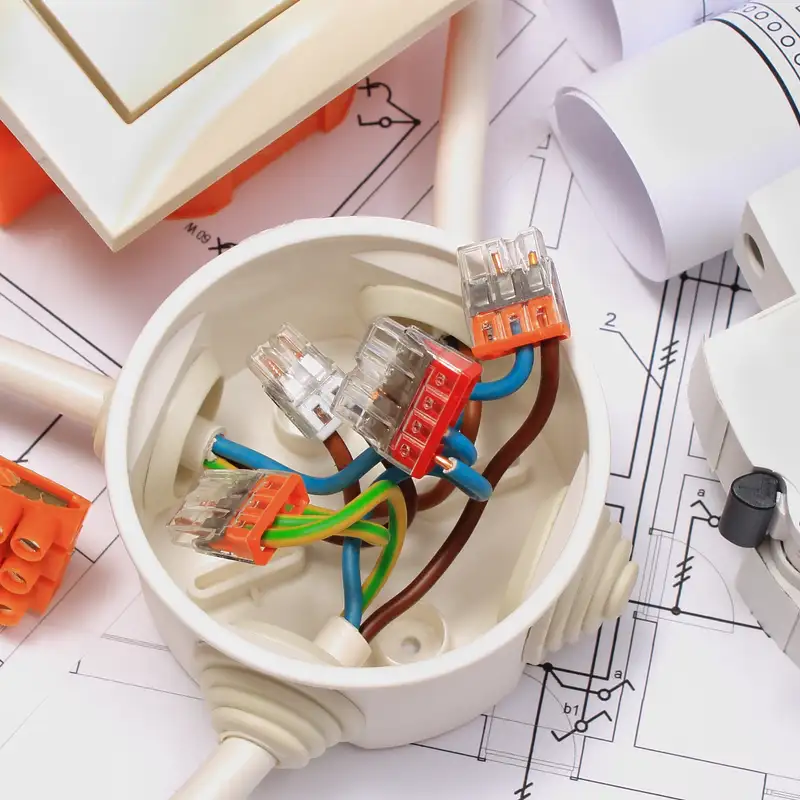 Professioneller Elektriker bei der Arbeit